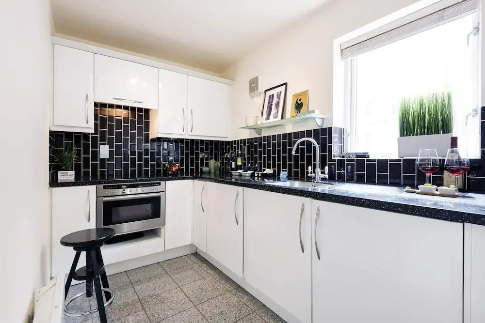 Bright Charing Cross Apartment
