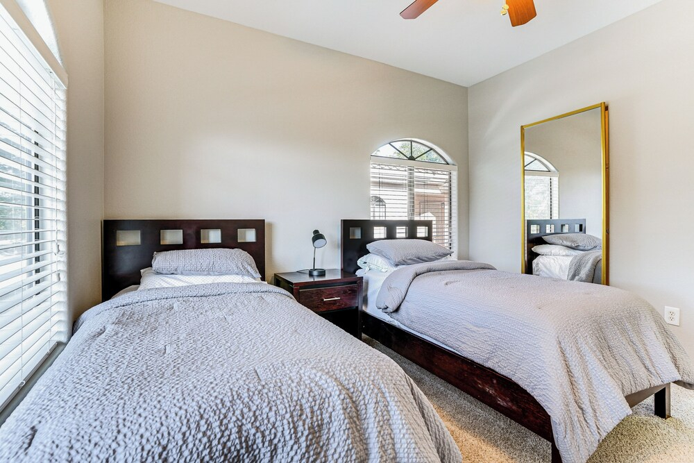 Quiet Phoenix Condo Near Westgate & Hiking Areas