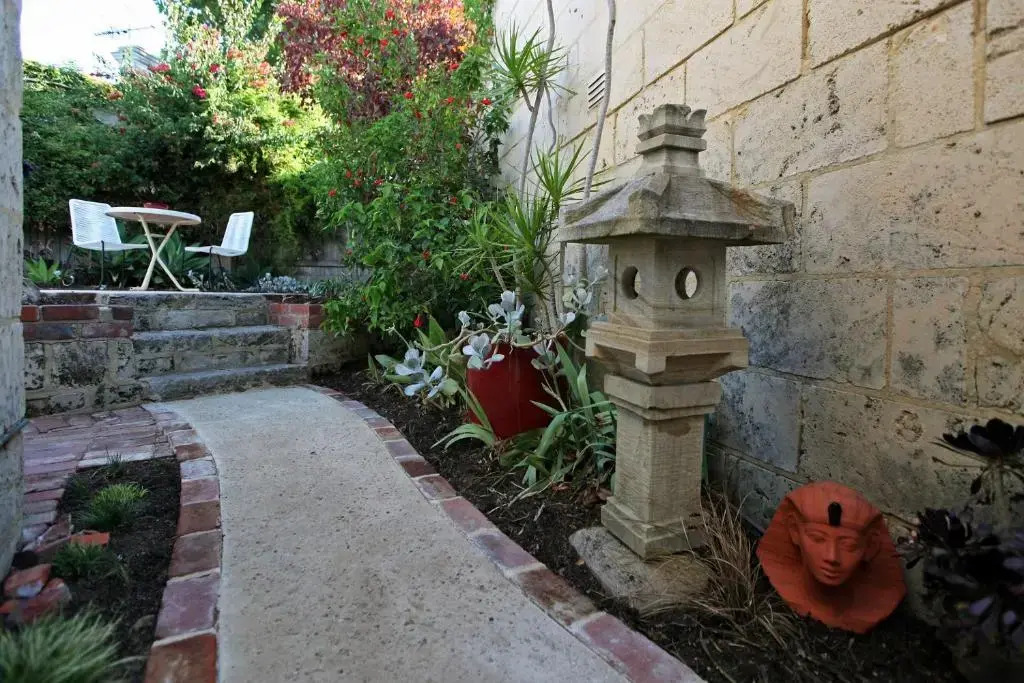 Art on Attfield - cute heritage 1 bedroom stone cottage