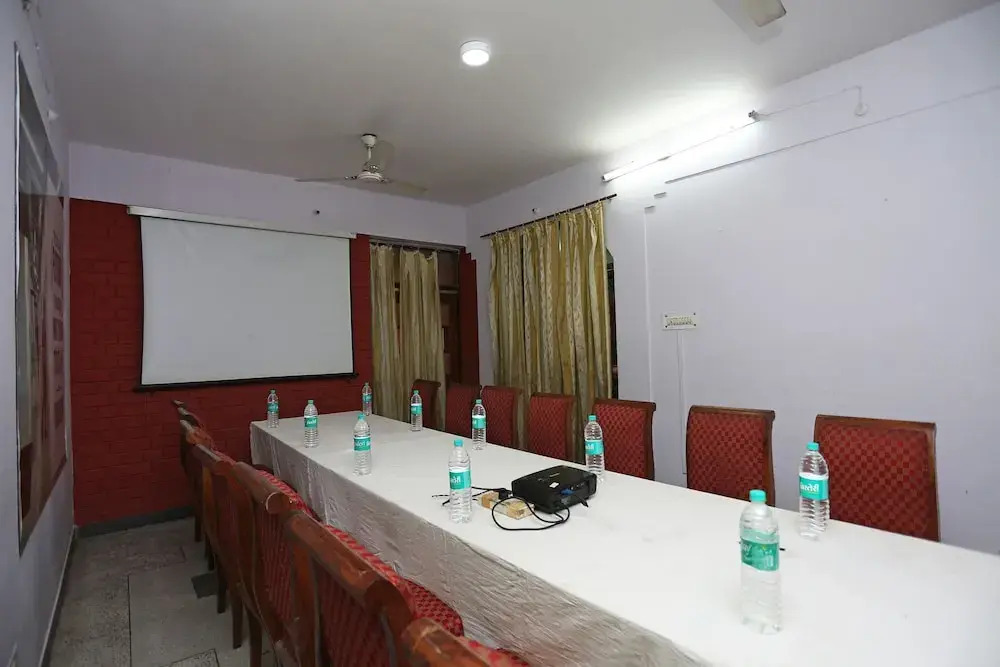 OYO 10674 Hotel Royal Inn
