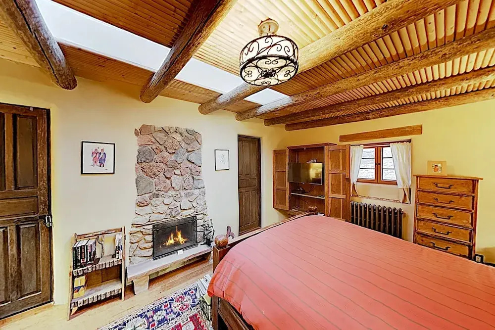 Delightful Home W/ Courtyard, Hot Tub & Fireplaces Home