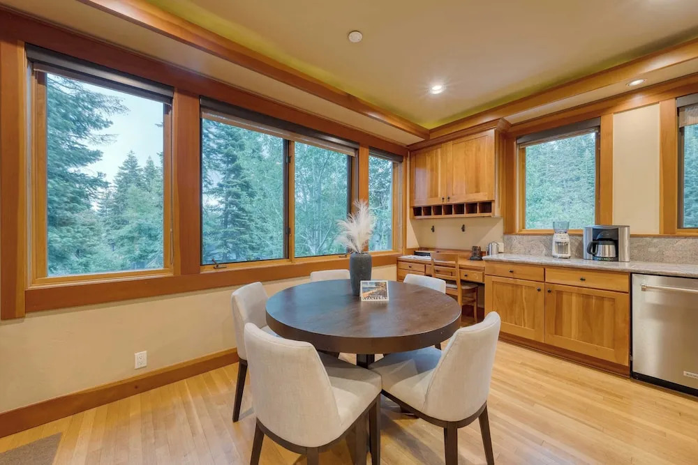 Cedars at Palisades by Avantstay Hot Tub, Resort Access, and Mountain Views