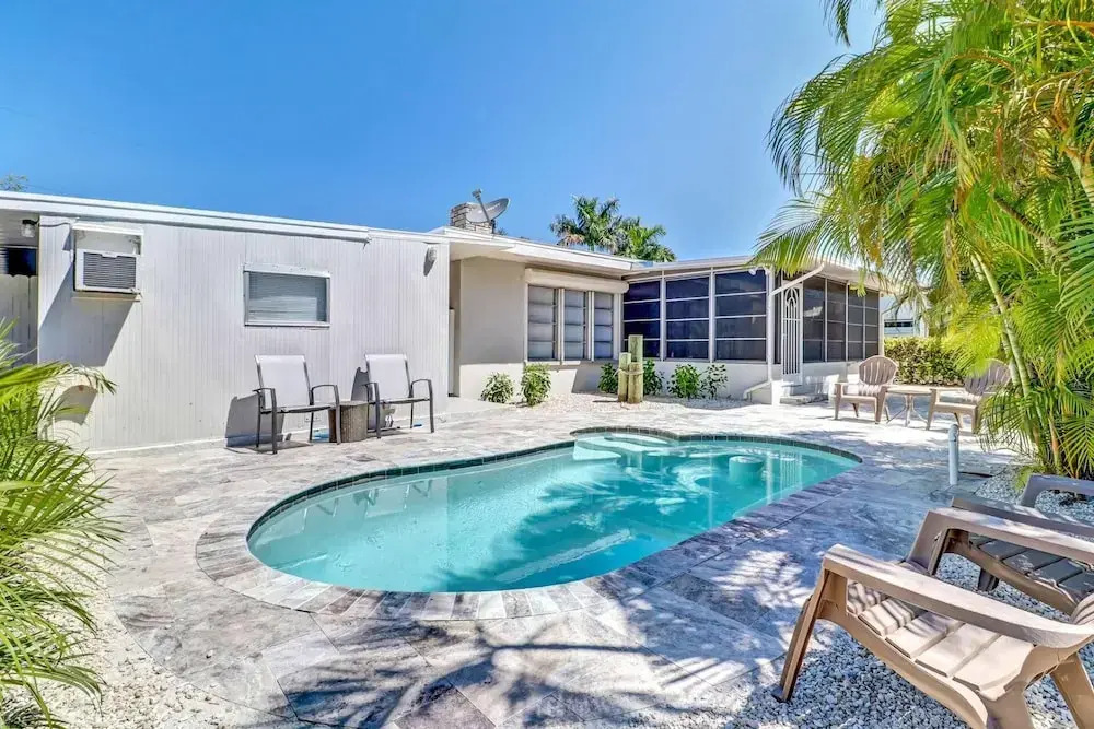 Flamingo Street Bungalow, Walk to Beach