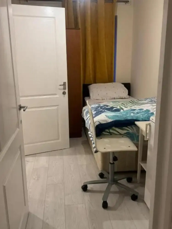 Komegloba Mega room, Moston Station