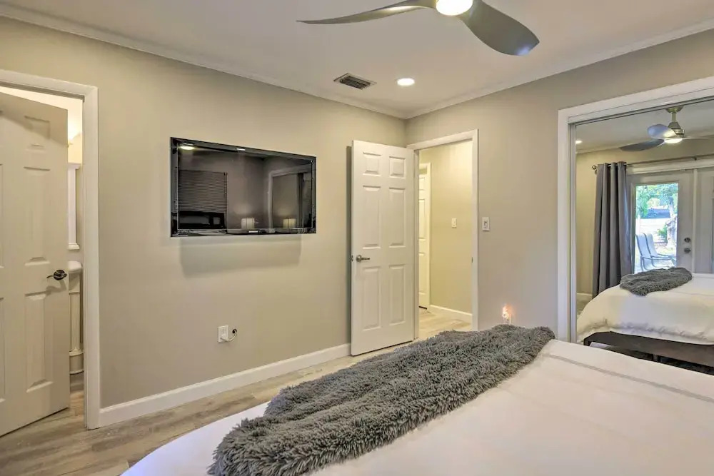 Sunny Sarasota Home w/ Yard < 2 Mi to Downtown!