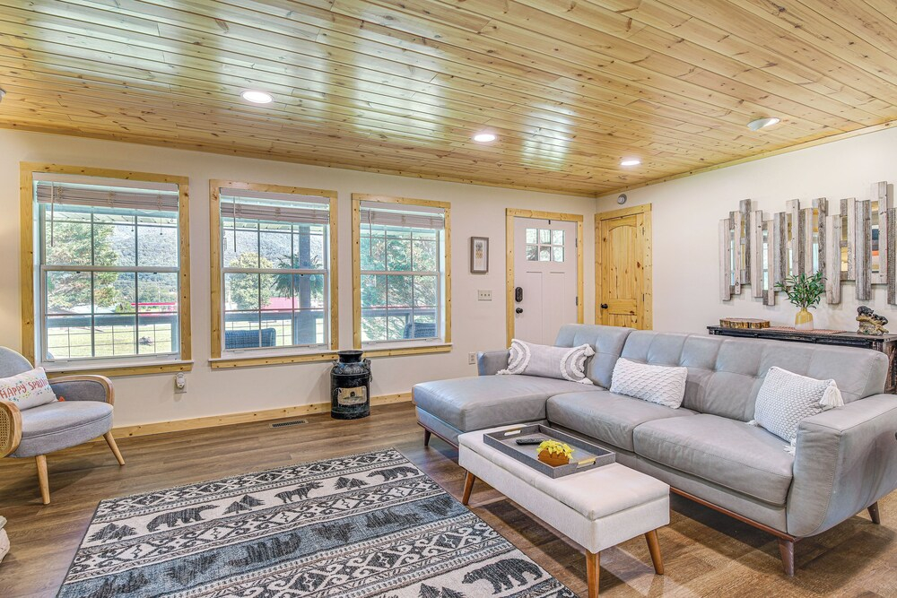 Family Sevierville Cottage w/ Game Room & Hot Tub!
