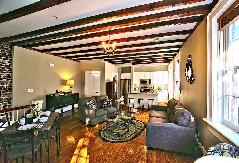Comfy Carriage House Steps from the River