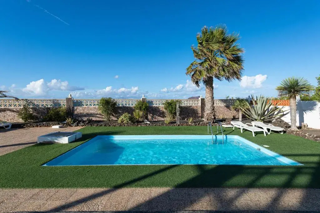 Apartment with pool and terrace 1 min from the Beach