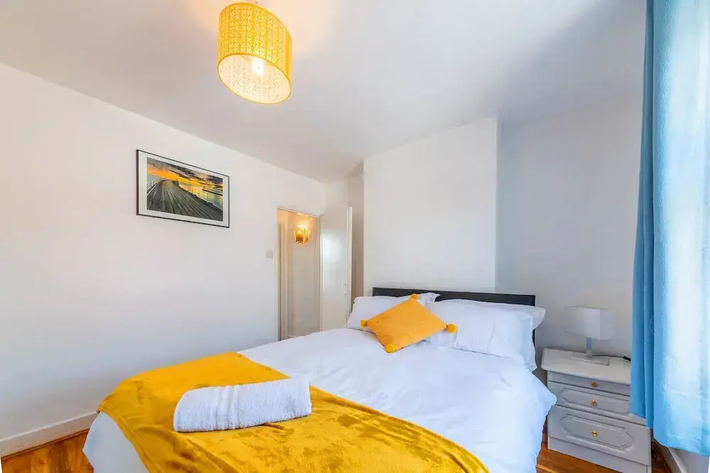 Stylish 3-bed House With Free Parking & Wifi