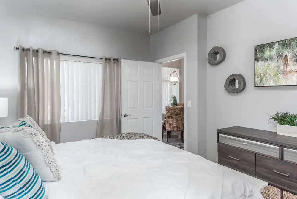 Executive King, Close to TCP and Kierland w Parking 1005