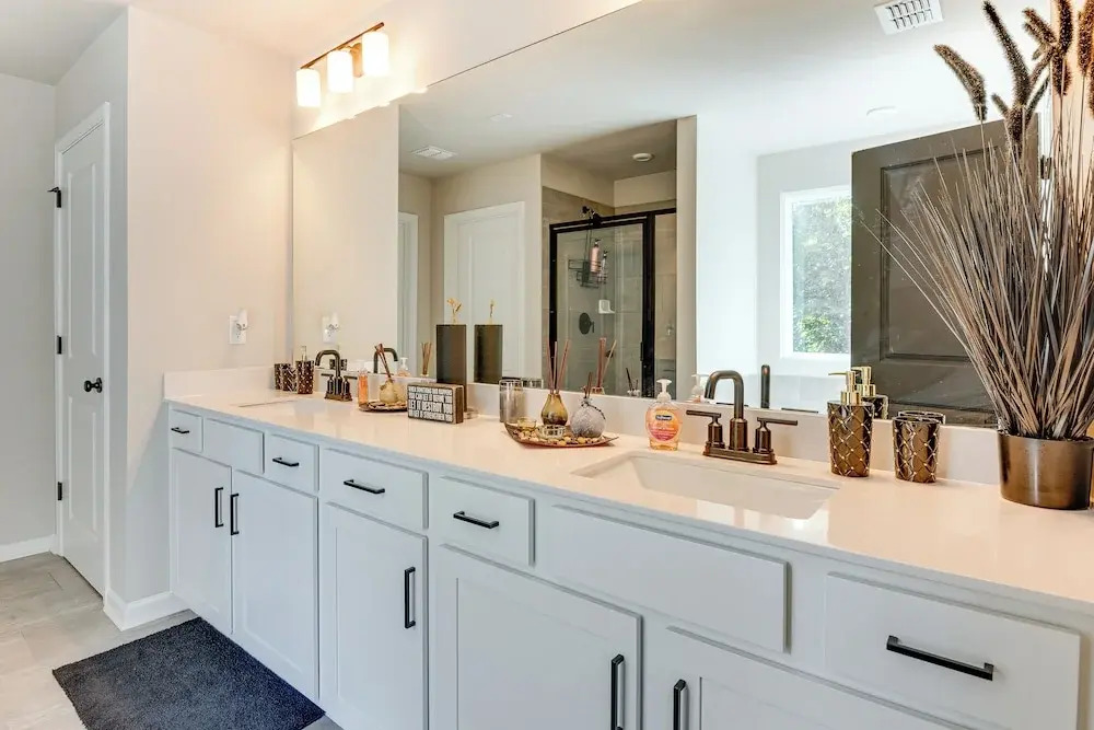 11 Mi to Dtwn: Luxe Atlanta Retreat w/ Deck & Yard
