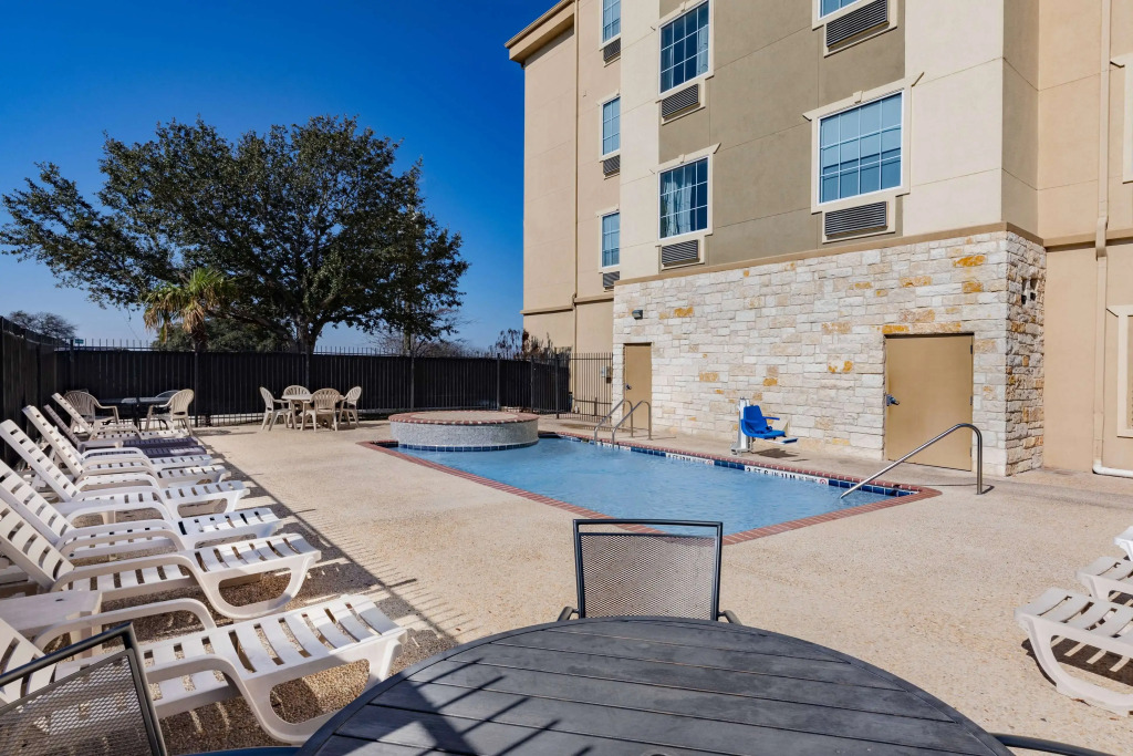 Days Inn & Suites by Wyndham San Antonio near Frost Bank Center