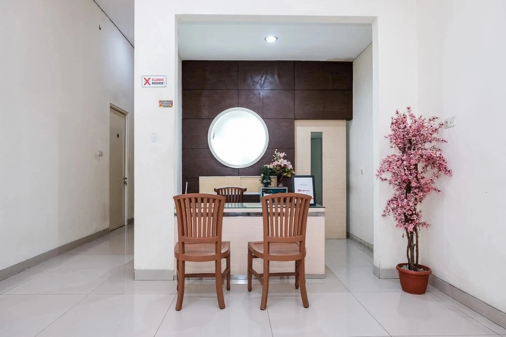 RedDoorz near UNESA Citraland Surabaya