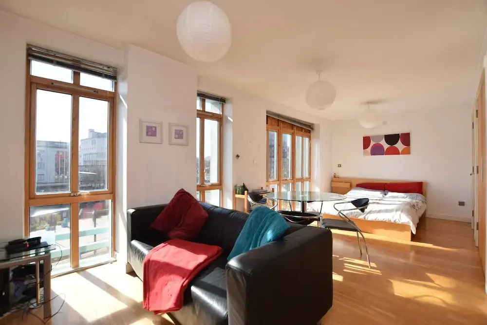 Spacious Studio Apartment in the Heart of the City