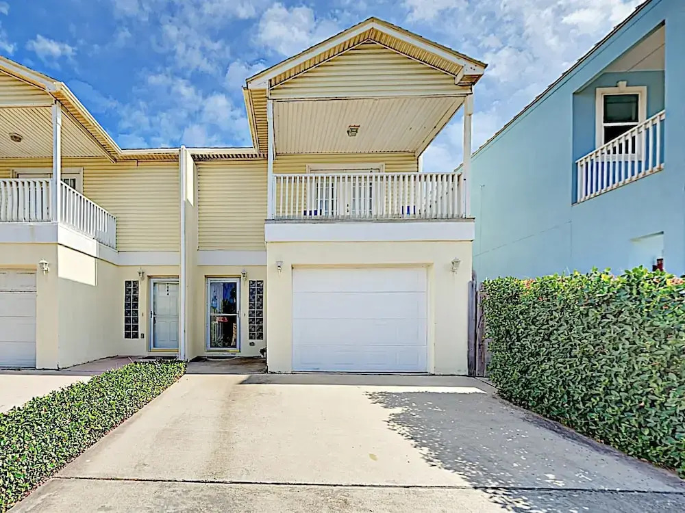 New Listing! Island W/ Pool, Walk To Beach 3 Bedroom Condo