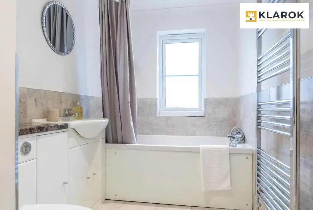 LARGE 4bed with BT Sports inc FREE parking by Klarok Accommodation Ltd