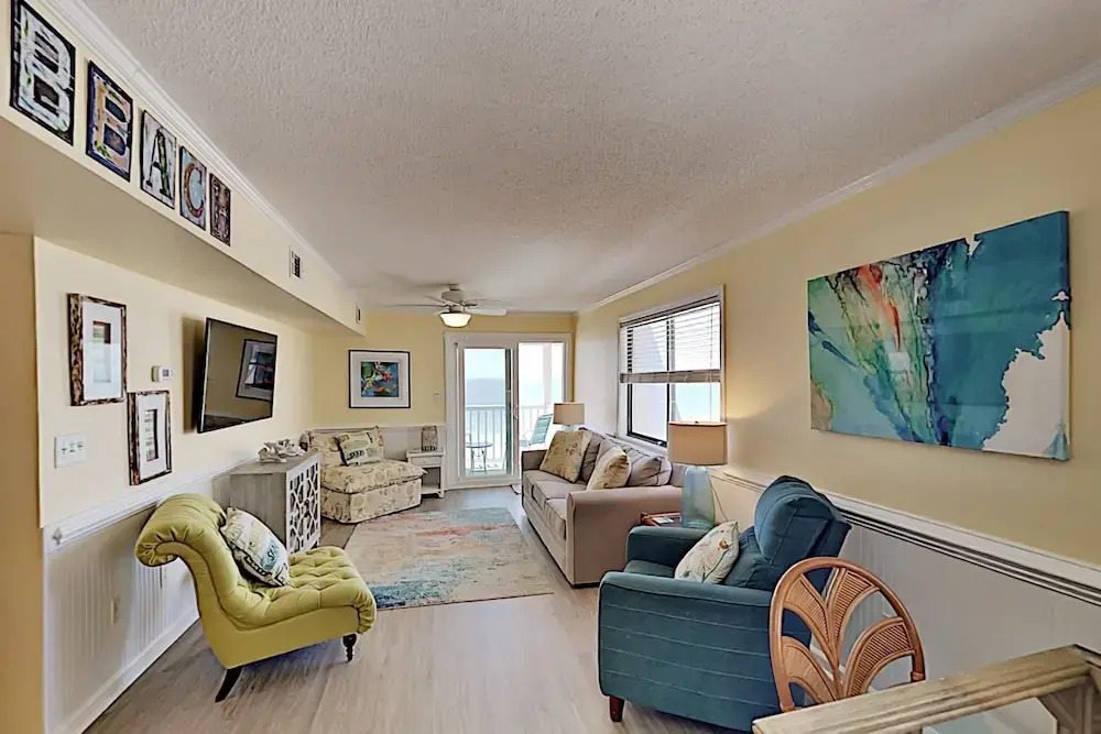 Top-floor Beachfront W/ Pool & Balcony 2 Bedroom Condo