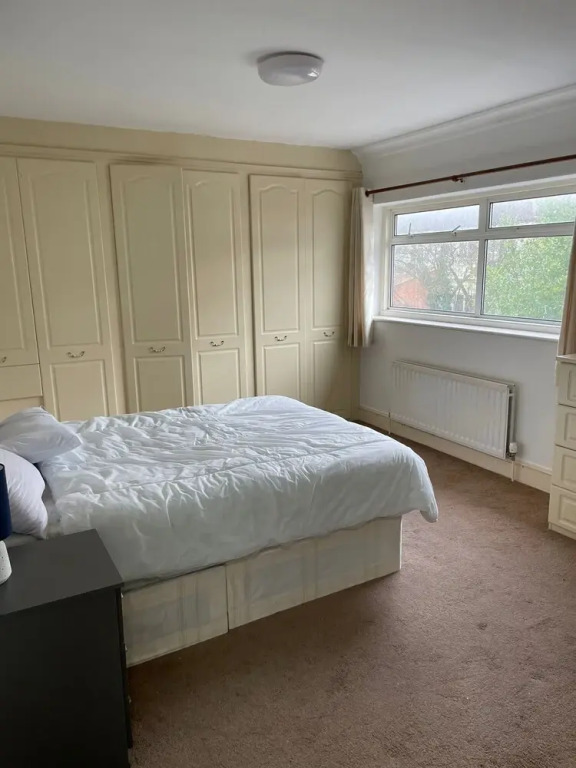 Charming 5-bed House in Mitcham