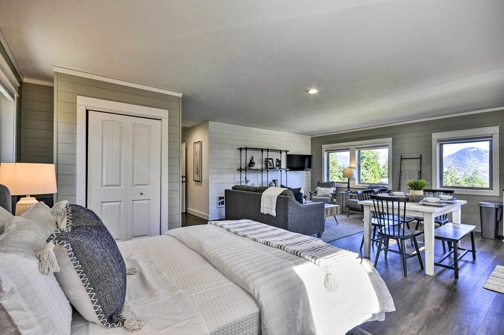 Scenic Studio w/ Loft & View of the Columbia River