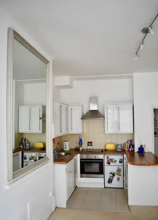 Bright 2 Bedroom Home
