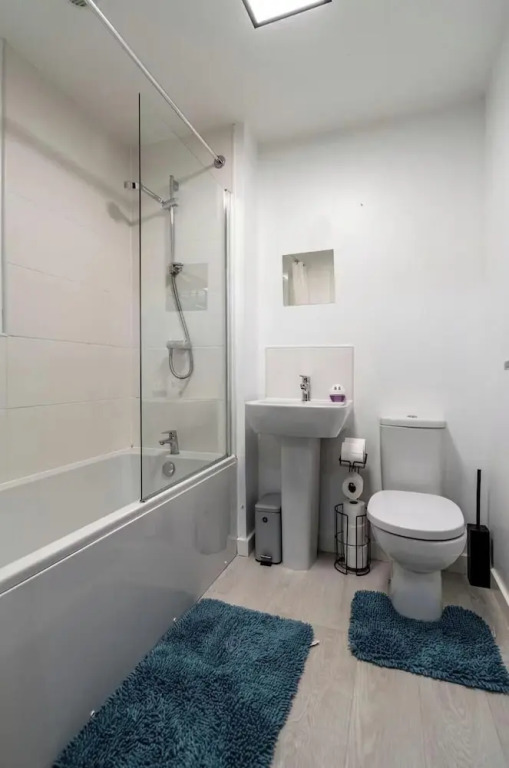 Charming 3 Bed Home in Stepps, Glasgow - Garden & Patio