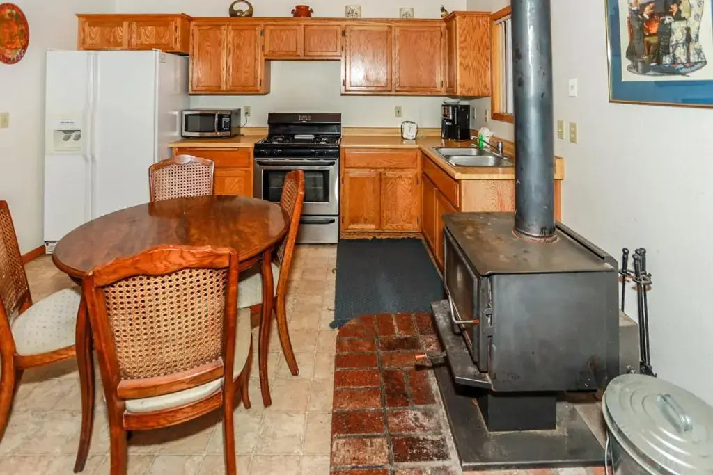 Cozy Hollow - 1890 by Big Bear Vacations