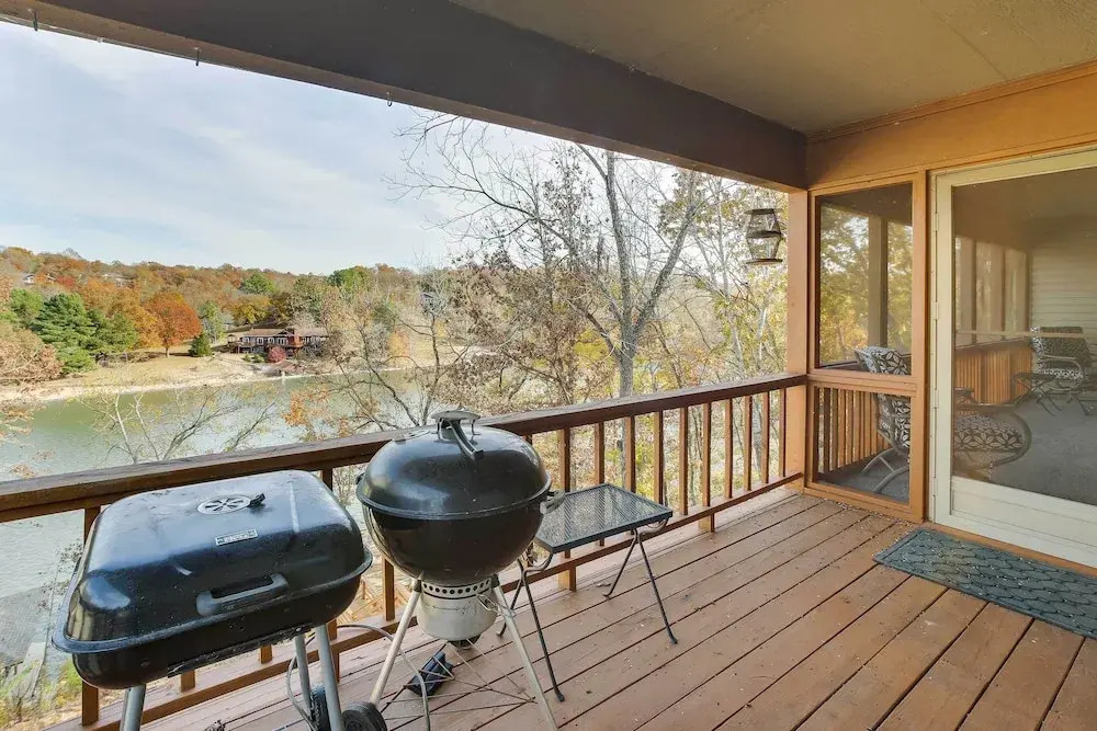 Bella Vista Lakehouse w/ Hill Tram, Deck & Views!