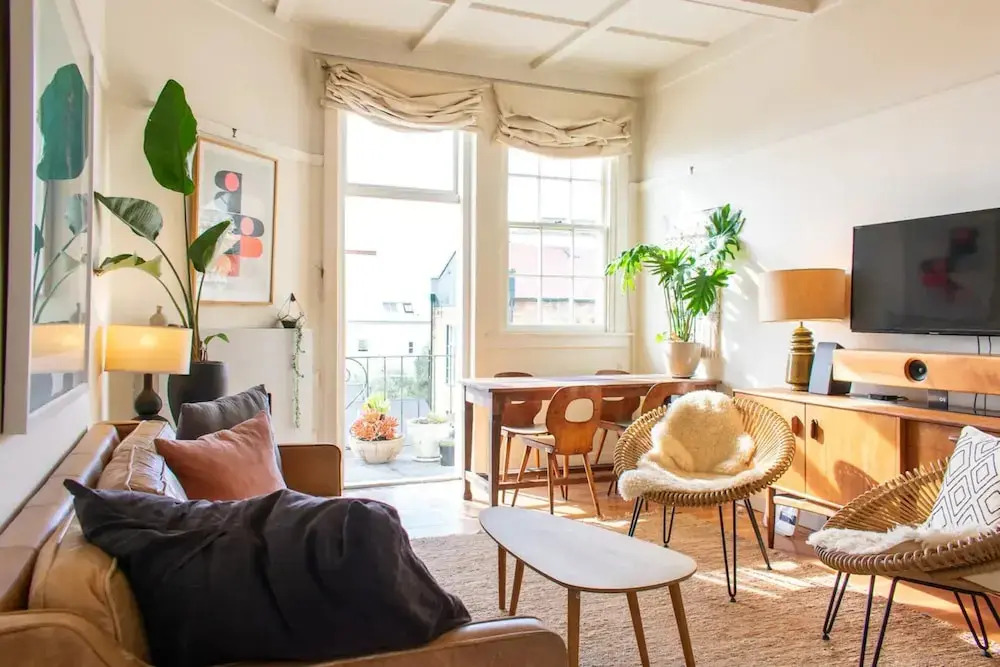 1930s Character 1 Bedroom Apartment With Sky Tower Views