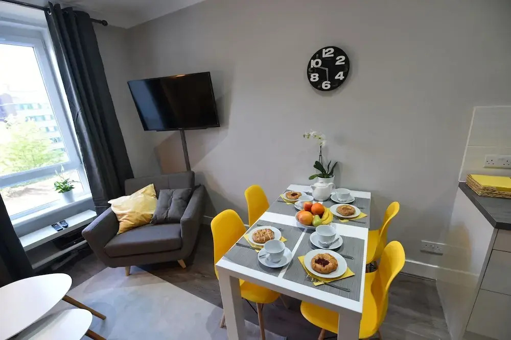 First - Meadowbank House Apartment
