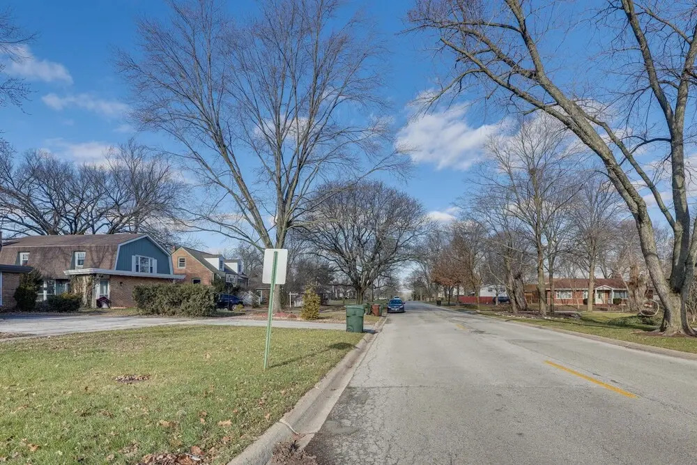 Homewood Home ~ 1 Mi to Metra Station!