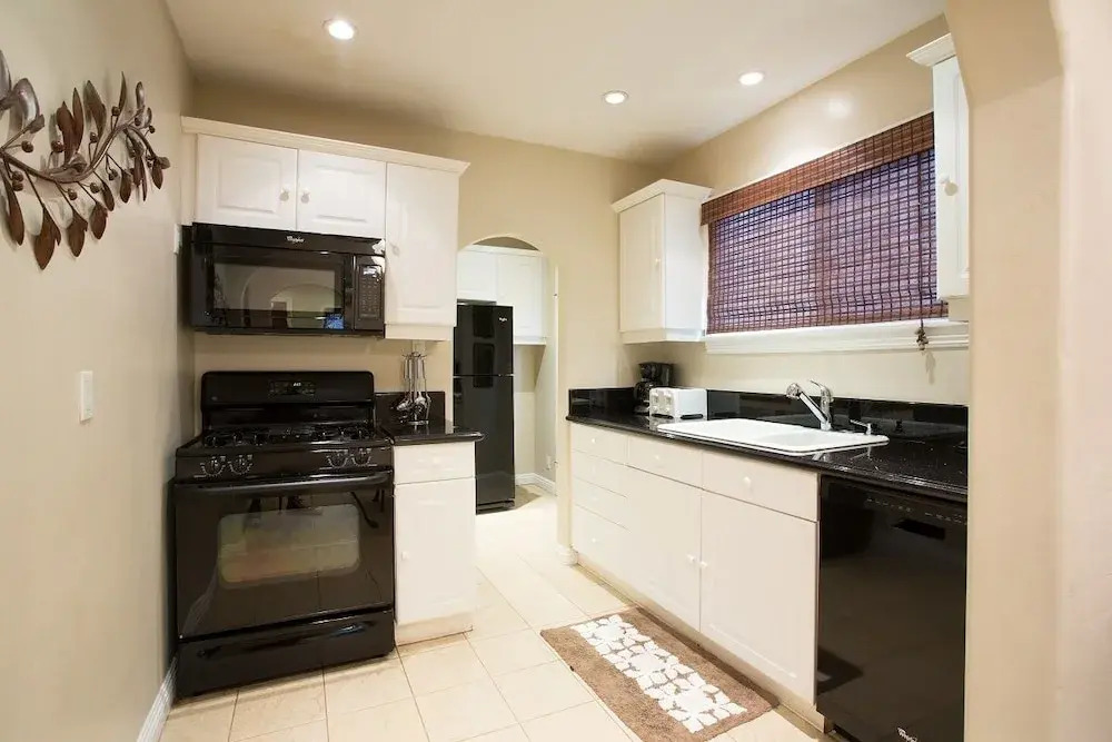 128 39th ABC 5 Bedrooms 3 Bathrooms Villa