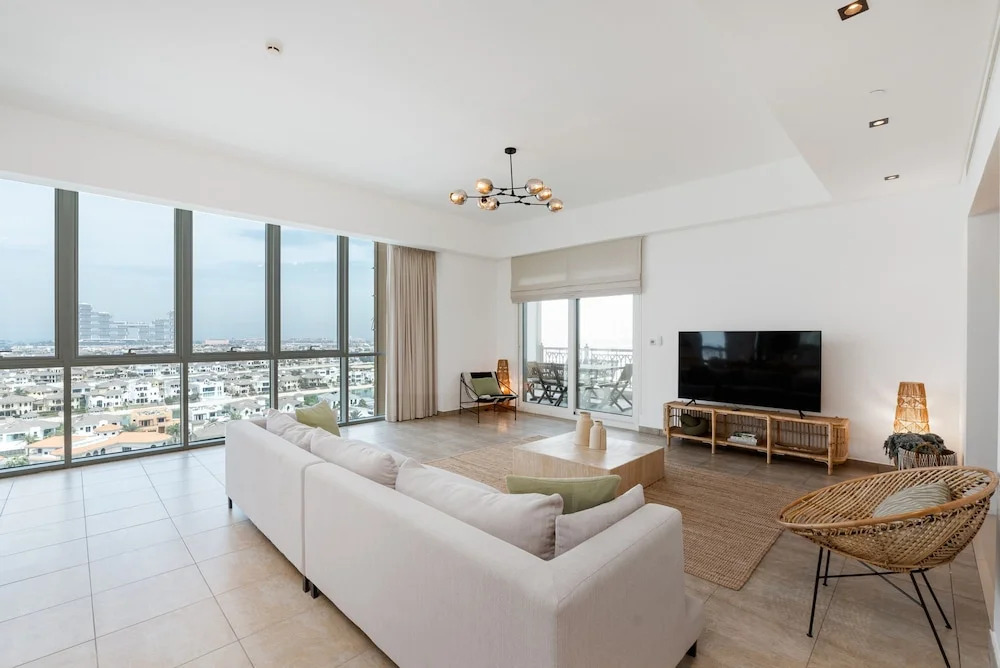 Modern 3BR Maid at the Palm w Pool and Gym
