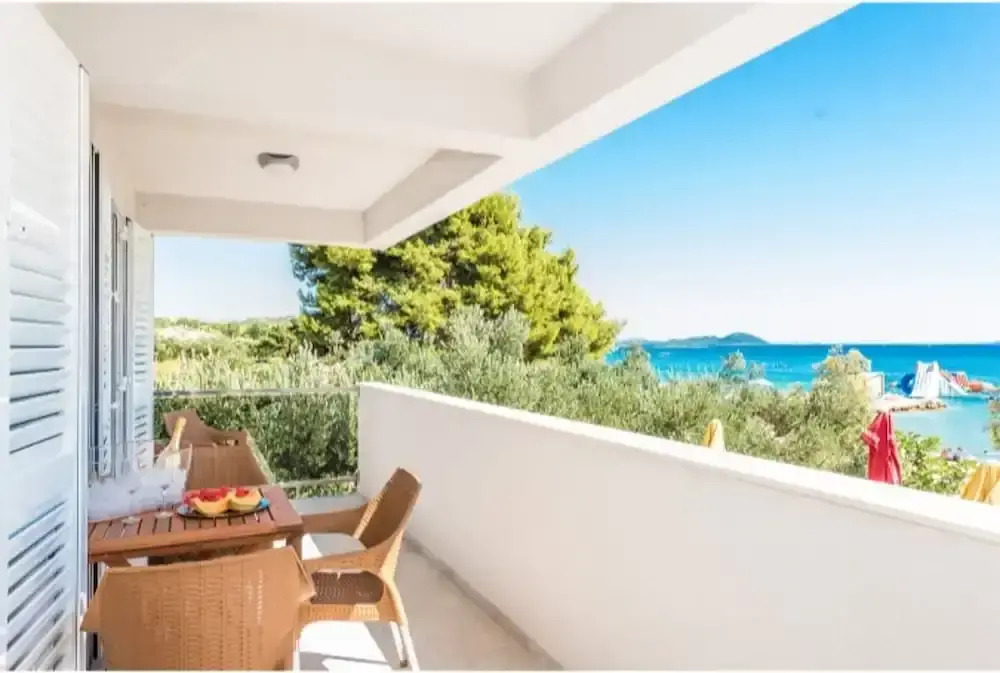 Apartment Right on the Janice Beach in Pakostane