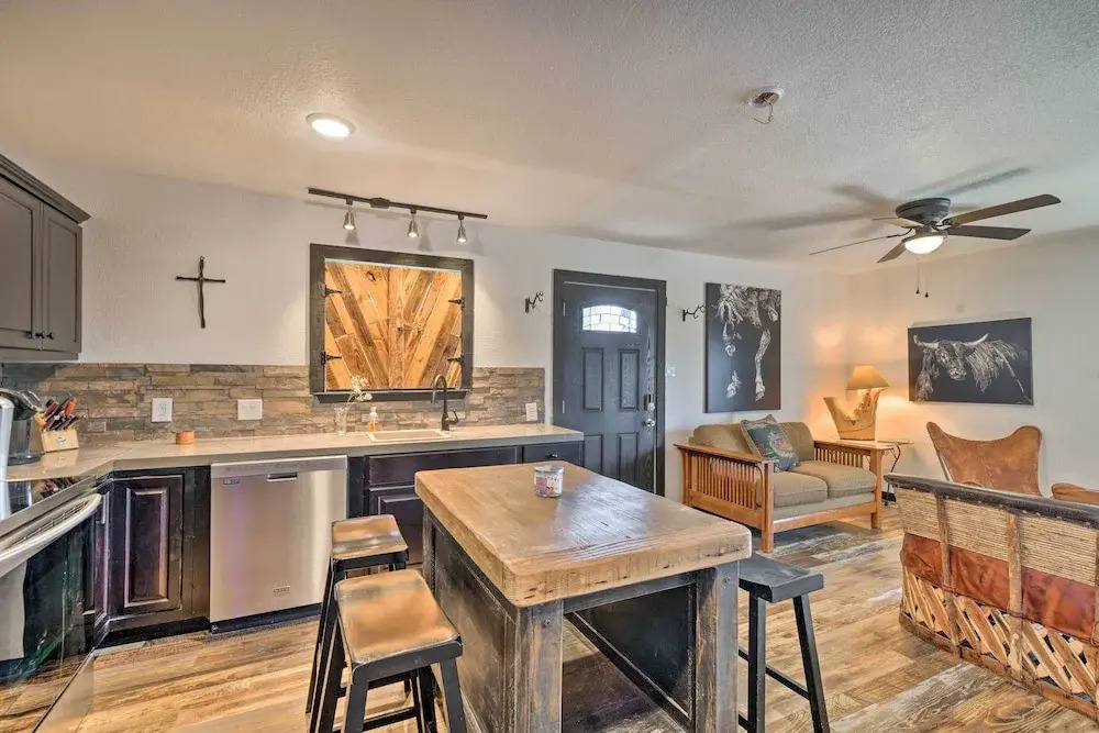 4 Mi to Dtwn: Rustic Fort Worth Apt