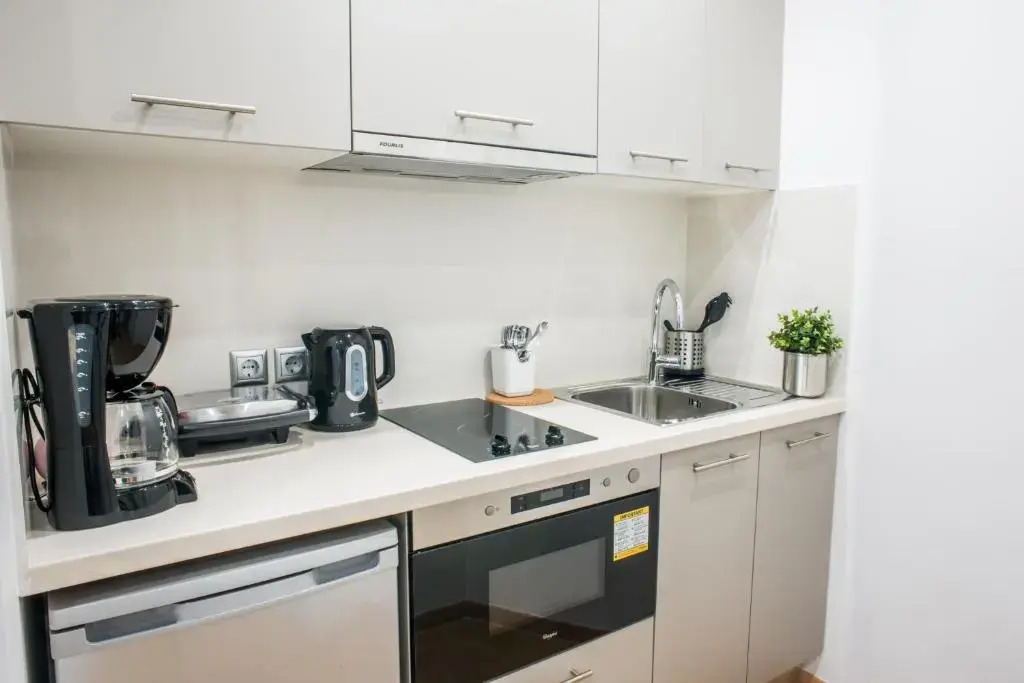 A25 Pristine & Sunny flat with balcony at downtown Athens