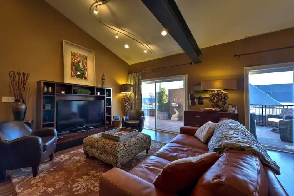 Ellington Loft - 3 Br Condo