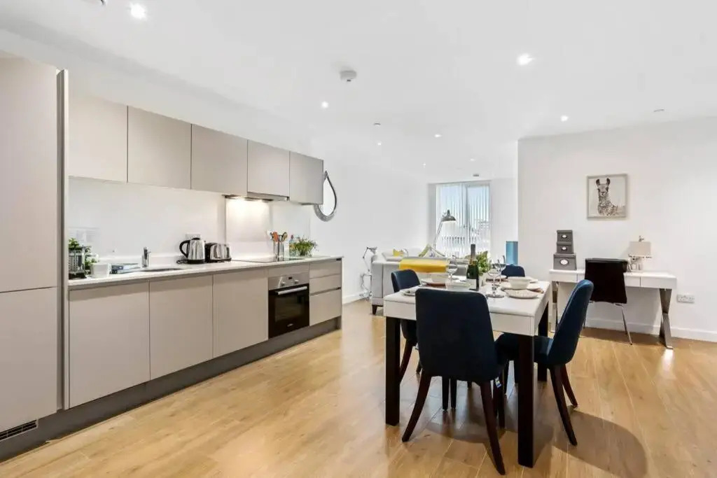 Stylish 2 Bed/2 Bath, Parking - Bracknell Centre