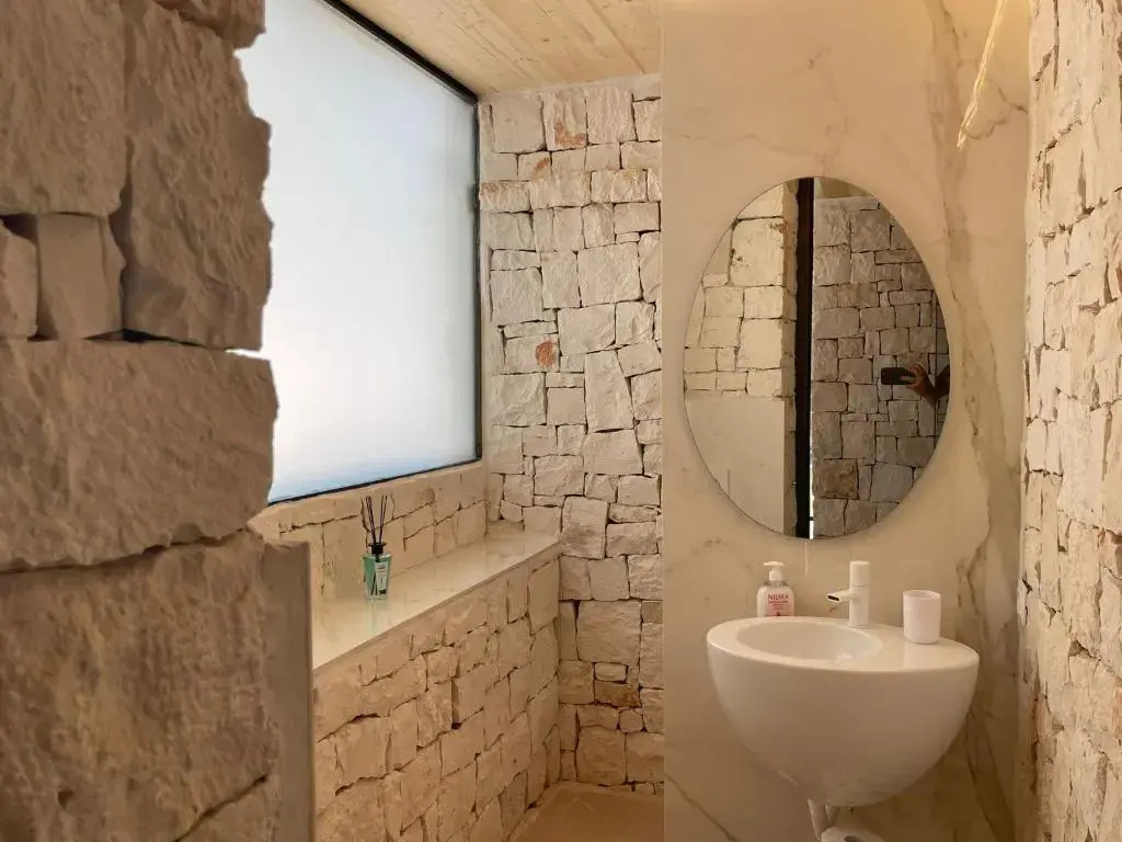 OSTUNI MIRROR trullo and mirror house