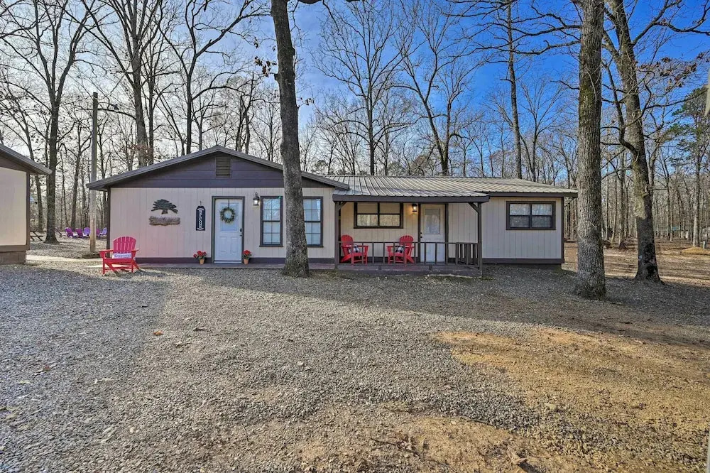 Pet-friendly 'shady Oaks' Broken Bow Gem w/ Patio!