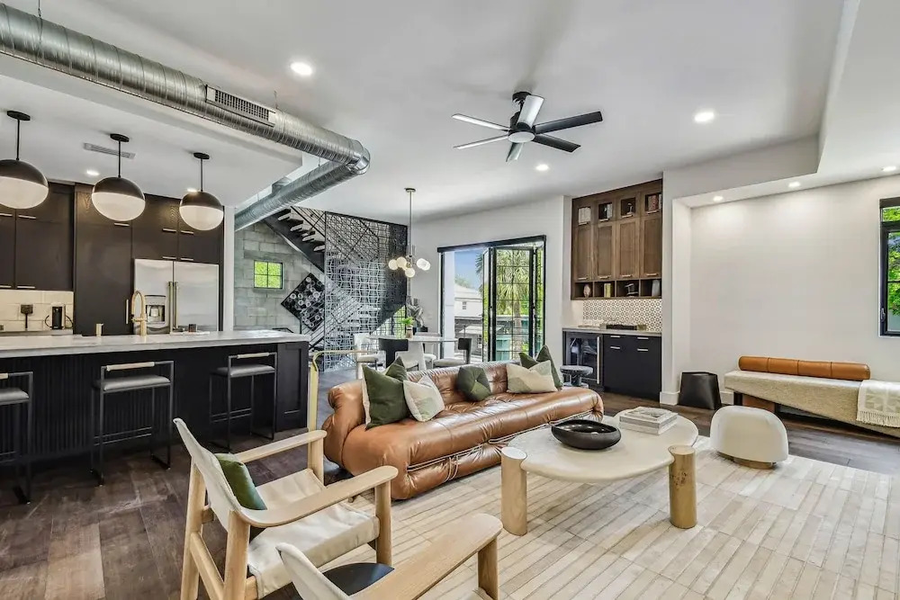 NEW The Strata Barn - Luxury Hyde Park Townhome