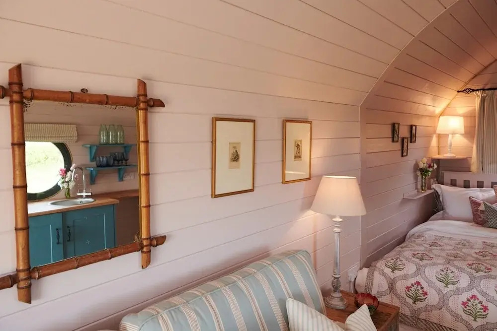 Cabins in Oxfordshire With Hot Tub & Meadow Views
