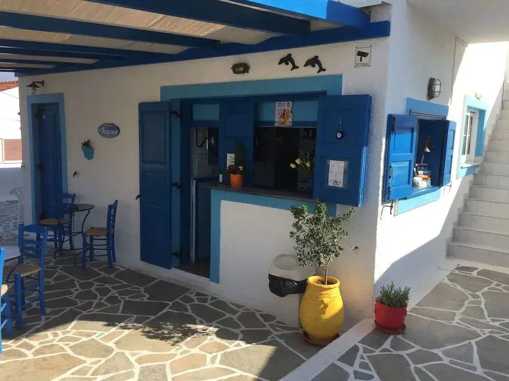 Blue Dolphin Studios and Apartment