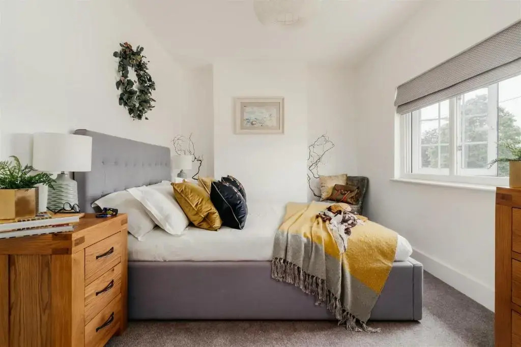 Littlefields - With hot tub, garden, private parking and short walk to beach