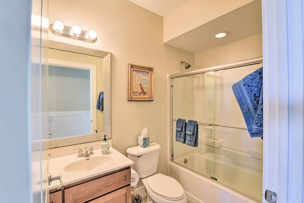 Gulf View + Beach Access: Galveston Resort Condo!