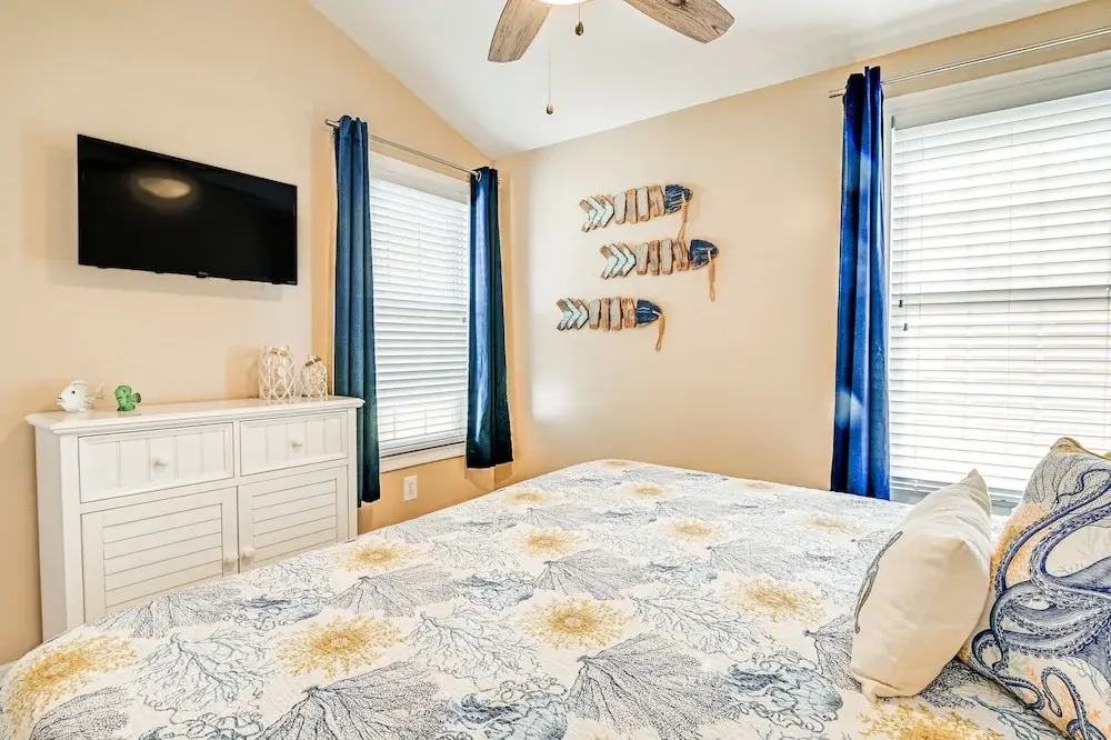 1 Mi to Surfside Beach: Coastal Cottage