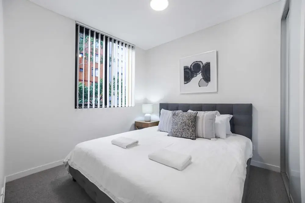 HomeHotel Walking Distance to Train & Westfield