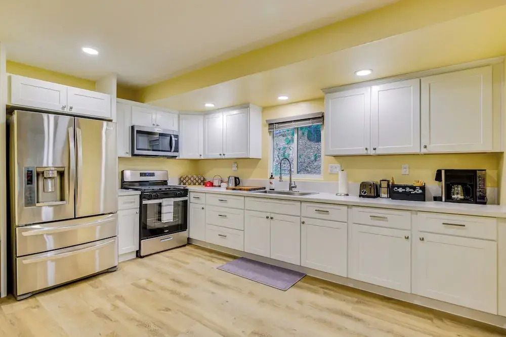4 Mi to Lake Arrowhead: Cabin w/ Grill & Deck!