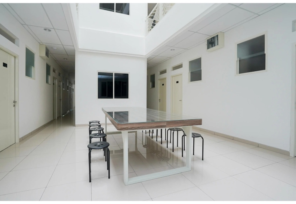 OYO Life 2462 Kost Surabaya