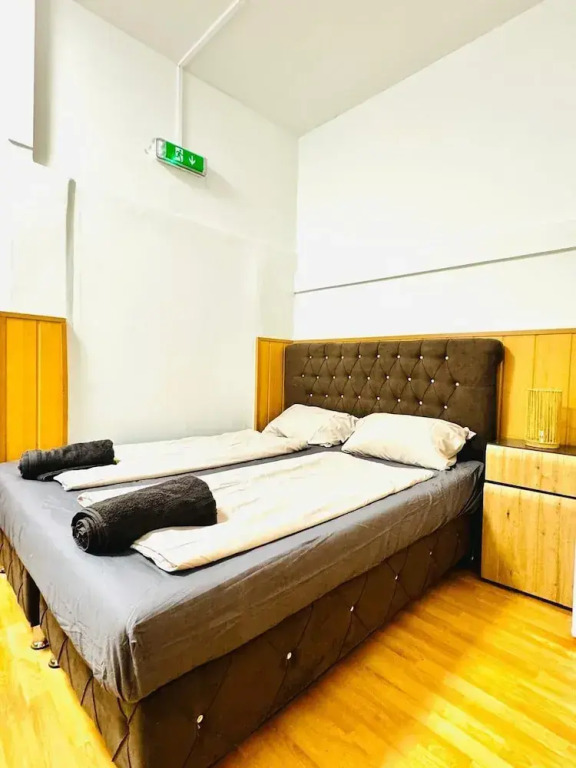 Urban 10BR Retreat Near Rathausplatz