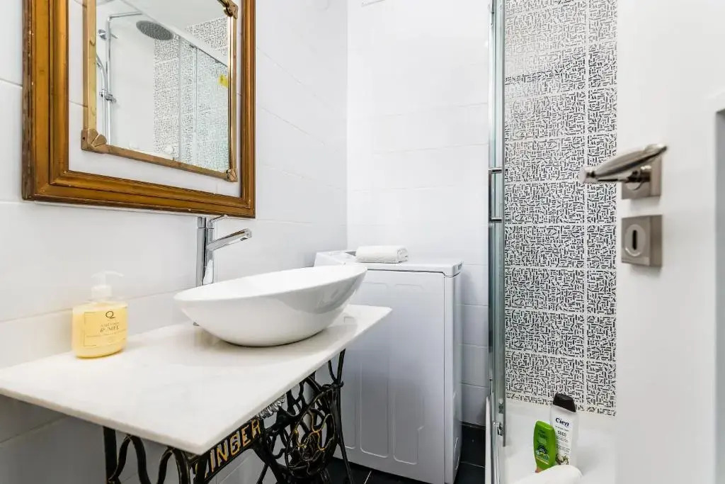 T2 Tiles Apartment Estoril